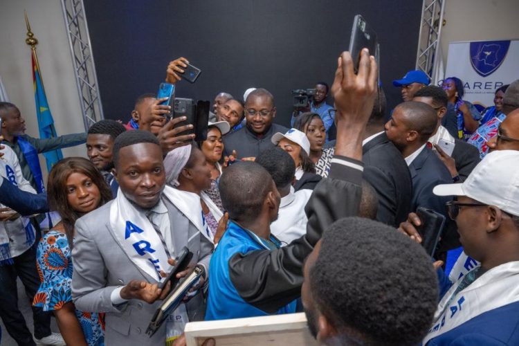 RDC | Face à la jeunesse du parti politique AREP, le ministre d’État Guy Loando Mboyo prêche l’importance de cultiver un état d’esprit dynamique et créatif pour façonner un avenir meilleur au Congo !