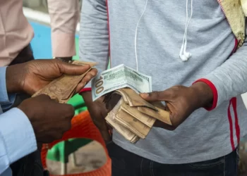 RDC | « D’ici avant la fin de l’année, un dollar va se changer à 3 000 francs congolais », Noël Tshiani