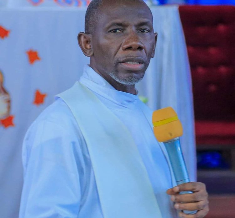 RDC | L’abbé Blaise Kanda répond au gouverneur John kabeya du Kasai central sur ses propos tribalistes !