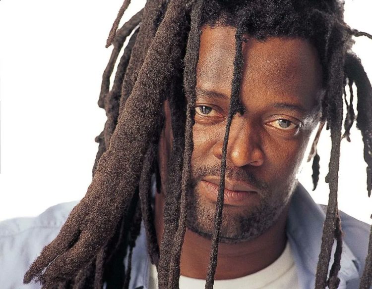 Page d’histoire – Ce jour-là | 18 octobre 2007, le musicien sud-africain Lucky Dube (43 ans) est assassiné à la périphérie de Johannesburg, sous les yeux de ses enfants (15 et 16 ans), lors de la tentative du vol de sa voiture !