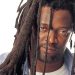 Page d’histoire – Ce jour-là | 18 octobre 2007, le musicien sud-africain Lucky Dube (43 ans) est assassiné à la périphérie de Johannesburg, sous les yeux de ses enfants (15 et 16 ans), lors de la tentative du vol de sa voiture !