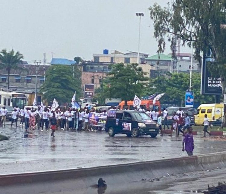 Campagne électorale | Malgré la pluie, les partisans de Félix Tshisekedi s’apprêtent à gagner le stade des martyrs !