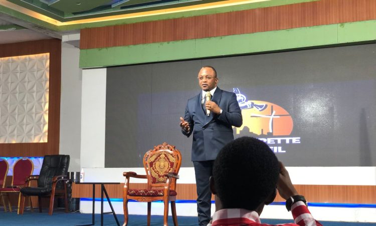 RDC | l’Évêque Général Dodo Kamba a condamné l’attitude d’Albert Kankienza vis-à-vis du président de l’assemblée nationale !