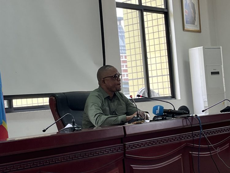 Élections 2023 | Peter Kazadi accuse les observateurs de l’Union européenne de venir avec des machines sophistiquées capables d’accéder aux données de la CENI !