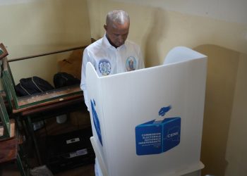 Moïse Katumbi après son vote « Je vais demander à la population de rester chacun dans son bureau de vote parce qu’ on doit surveiller les résultats de chaque bureau de vote »