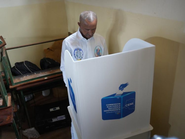 Moïse Katumbi après son vote « Je vais demander à la population de rester chacun dans son bureau de vote parce qu’ on doit surveiller les résultats de chaque bureau de vote »