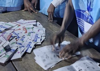 Élections 2023 | A Lubumbashi les agents de la CENI menacent d’ouvrir les chiens pour attaquer les témoins de Moïse Katumbi !