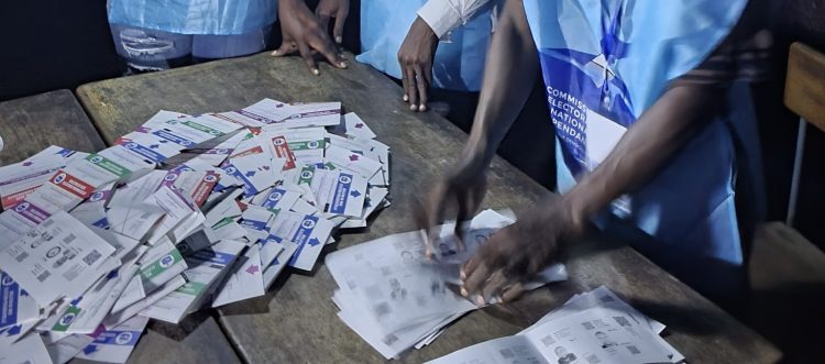 Élections 2023 | A Lubumbashi les agents de la CENI menacent d’ouvrir les chiens pour attaquer les témoins de Moïse Katumbi !