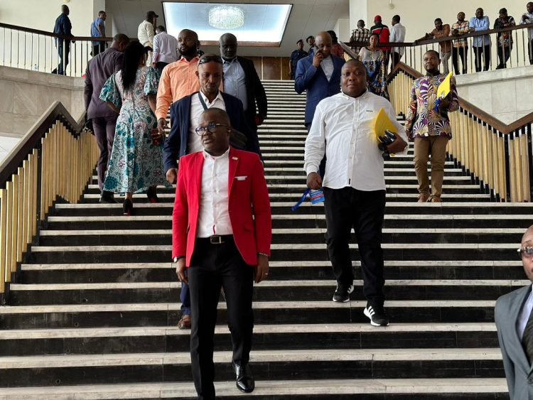 RDC | Les députés nationaux nouvellement élus récupèrent leurs badges d’accès à l’assemblée nationale pour l’ouverture de la session extraordinaire !