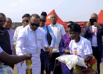 Est de la RDC | Représentant Légal de CUR, l’Archevêque supérieur Dodo Kamba redonne le sourire à plus de 300 familles déplacées