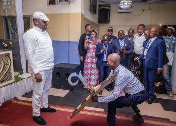 RDC | Après sa reconduction au Gouvernement, le Ministre d’État en charge de l’aménagement du territoire Guy Loando Mboyo fête avec la nouvelle notabilité de la province de la Tshuapa !