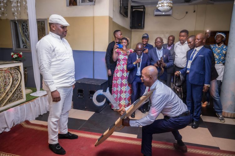 RDC | Après sa reconduction au Gouvernement, le Ministre d’État en charge de l’aménagement du territoire Guy Loando Mboyo fête avec la nouvelle notabilité de la province de la Tshuapa !