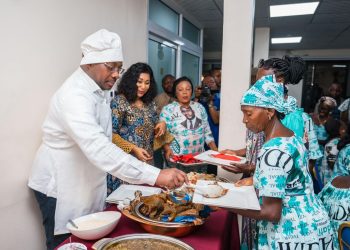 WIDAL FONDATION | Me Guy Loando et son épouse offrent aux femmes veuves de la FUNA un repas de cœur et des fonds !