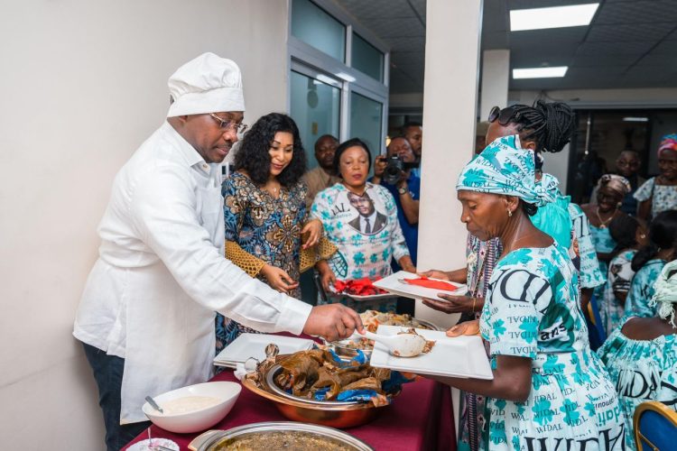 WIDAL FONDATION | Me Guy Loando et son épouse offrent aux femmes veuves de la FUNA un repas de cœur et des fonds !