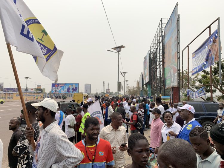 Kinshasa : Les militants de l’ECIDé et de LAMUKA se mobilisent à l’aéroport de N’djili pour le retour de Martin Fayulu (situation à 10h15)