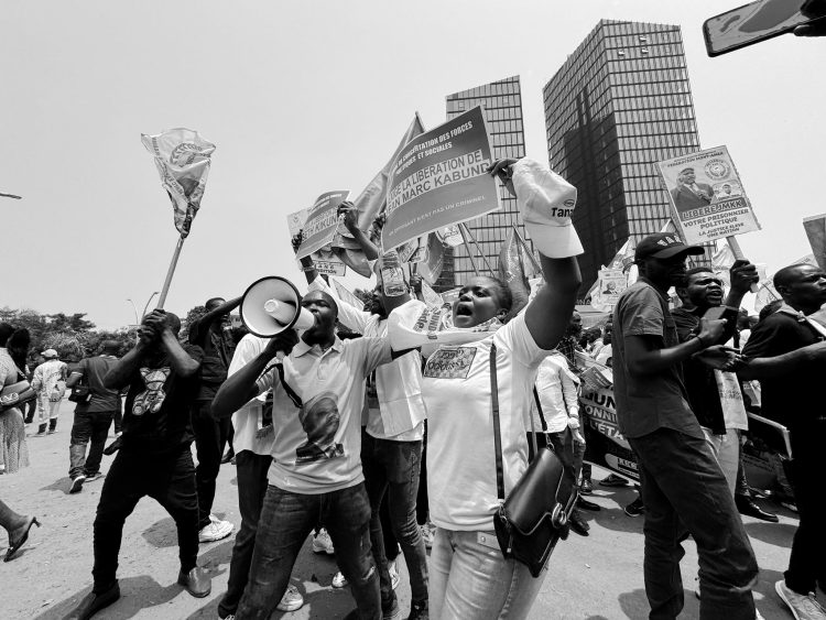 Sit-in de l’opposition | Constant MUTAMBA a reçu le mémorandum des manifestants et promet d’examiner chaque revendications et griefs !