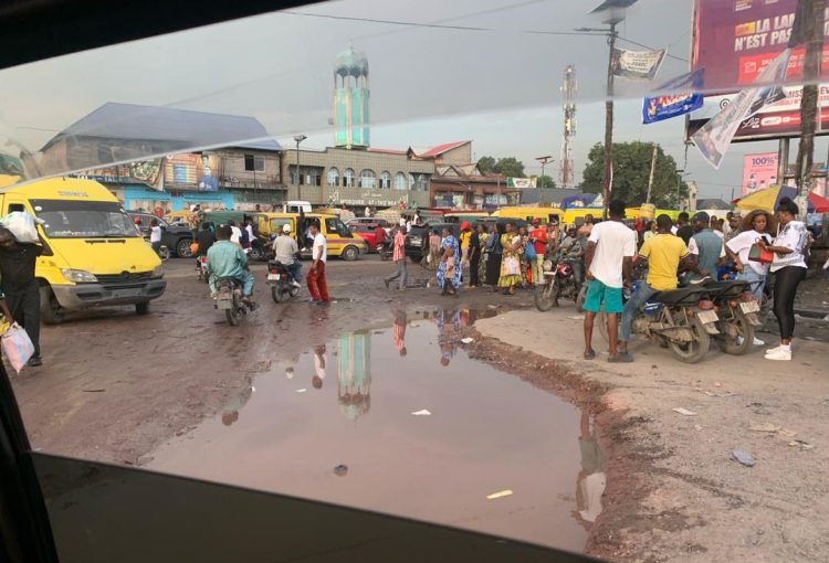 RDC | Boulevard Kimbuta à Kinshasa : Une route dégradée malgré son importance capitale pour la population de N’djili et Kimbanseke !