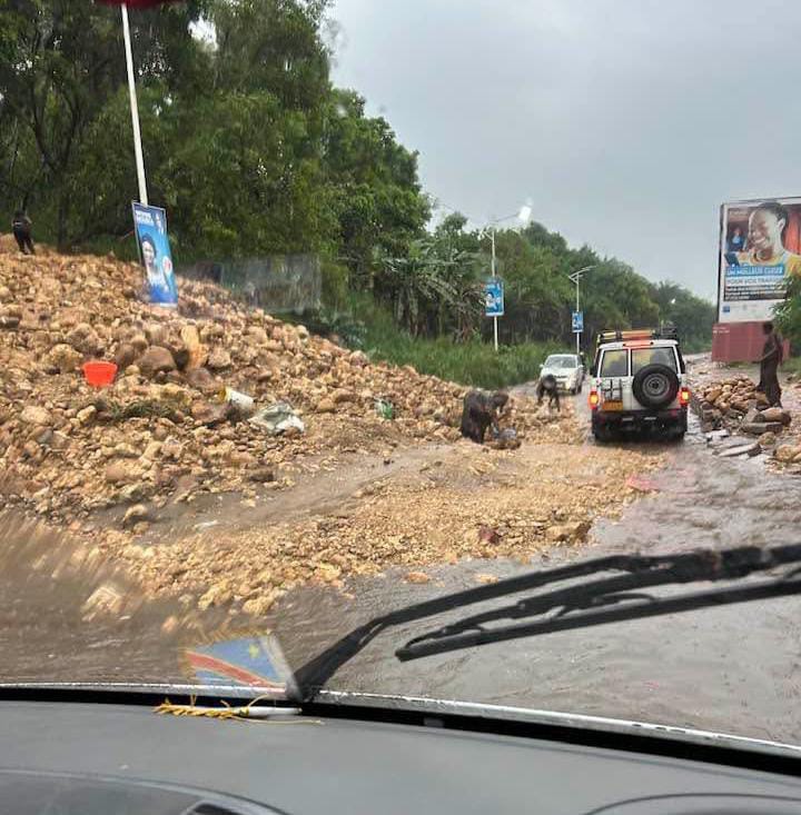 Avenue du Tourisme à Ngaliema | La pluie dégrade la route et provoque des embouteillages monstres !
