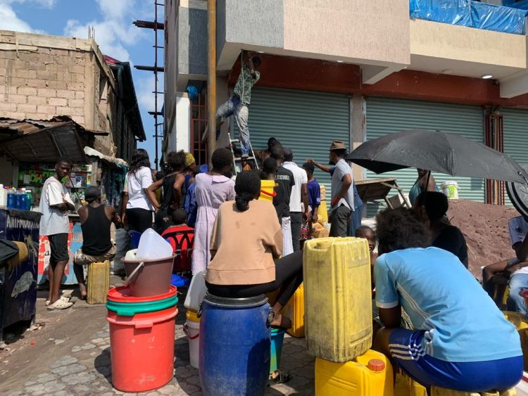 RDC – Kinshasa | Après les inondations meurtrières, la ville se réveille sans eau potable et sous un chaos routier !
