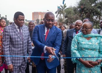 Deux bus offerts à l’administration | le Ministre d’État Guy Loando Mboyo salue l’entrée en vigueur de la Loi LOANDO sur l’aménagement du territoire !