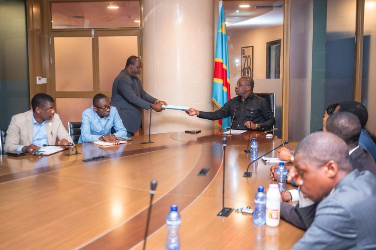 Guy Loando Mbiyo renforce le dialogue État–Provinces : un échange stratégique avec les députés provinciaux !